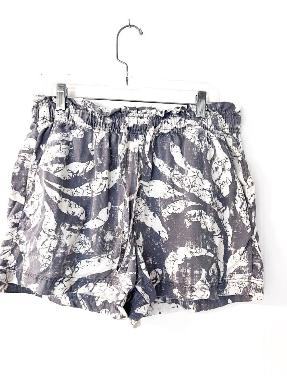 JOIE • Abstract Leaf Print Paperbag Shorts 100% Lyocell Gray Grey Large - Picture 3 of 10